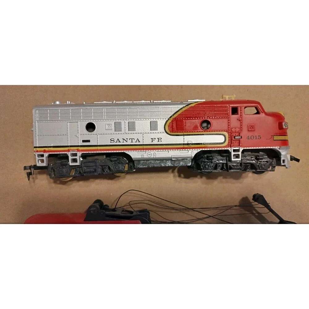 Lot Of 2 Tyco Santa Fe Hong Kong HO Train Items Engine Crane Vintage Toy Track